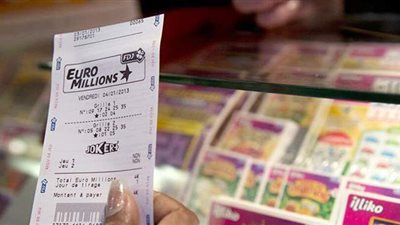 مواطن أمريكي يفوز بجائزة يانصيب بـ