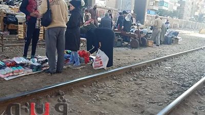 عشوائية وباعة جائلين على القضبان.. مزلقان طلخا بالدقهلية خارج السيطرة | فيديو