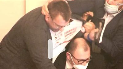 خناقة داخل برلمان التشيك بسب رفض نائب لارتداء كمامة | فيديو