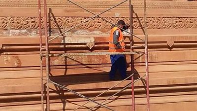 الآثار تبدأ صيانة المصاطب الخارجية بقصر البارون