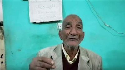 طبيب الغلابة في المنيا.. كشفه 10 جنيهات ويومين مجاناً للبسطاء.. عبد المولى: الناس فيها اللي مكفيها | فيديو وصور