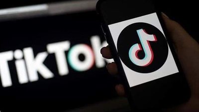 قطار يدهس شابا أثناء انشغاله بتصوير فيديو تيك توك في باكستان