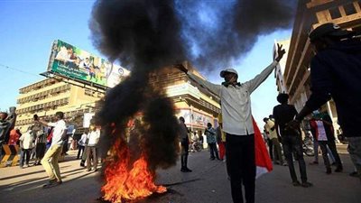 ما الذي يحدث في السودان.. وهل تفجر زيادة الأسعار غضب المواطنين؟ | صور
