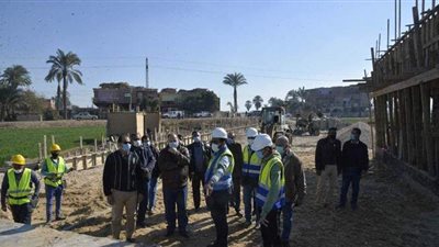 محافظ أسيوط يتفقد أعمال إنشاء مشروع صرف صحي وكوبري
