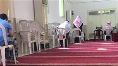 حكم الشرع في ظاهرة صلاة الفريضة جماعة بالمسجد على الكرسي