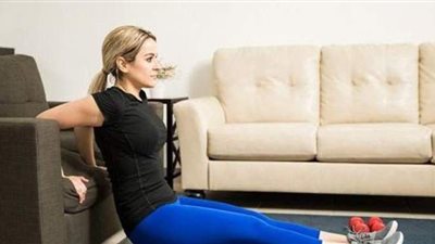 وصفة سريعة للتخسيس .. كيف تحول أريكة إلى جهاز رياضي يحرق الدهون؟