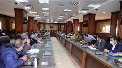 محافظ سوهاج يناقش المخطط التنفيذي لمشروعات المبادرة الرئاسية بـ 181 قرية