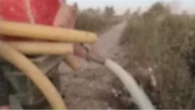 التحفظ على جرار زارعي ألقى مياه الصرف بإحدى الترع في المنيا