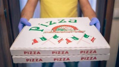 بقشيش العمر.. عامل توصيل يتلقى سيارة جديدة 