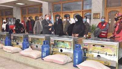 توزيع ١٣ فرنا منزليا ضمن مشروعات توليد الدخل للمرأة المعيلة بأسيوط