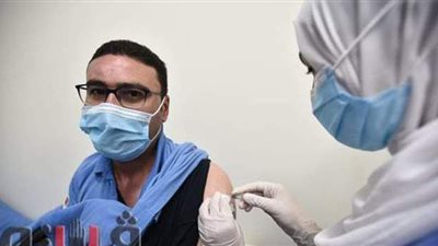 أول طبيب يحصل على لقاح كورونا: مرت 8 ساعات دون أعراض جانبية | فيديو