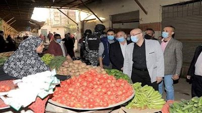 محافظ بني سويف يتفقد سوق الدهشوري تمهيدا لتطويره | صور