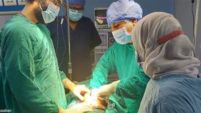 جراحة دقيقة لشاب مصاب بتجمع دموي وتهتك بالطحال في مستشفى مطروح العام | صور
