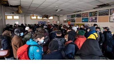 هربا من البرد وكورونا.. مهاجرون يستولون على روضة أطفال مهجورة في باريس | صور