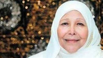 العشرات يرتلون القرآن أمام مسجد عبلة الكحلاوي قبل الجنازة | فيديو