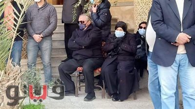 انهيار شقيق عبلة الكحلاوي خلال دعاء عمرو خالد لها بالجنازة | فيديو