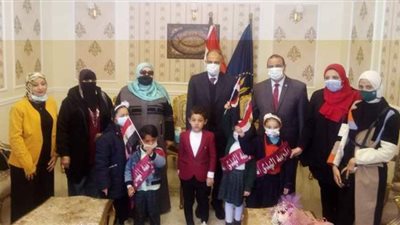 بـ كورال أطفال وباقة ورد.. تعليم مطروح تُهنئ مدير الأمن بعيد الشرطة