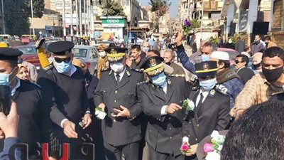 أمن الشرقية يوزع ورد وشيكولاتة احتفالاً بعيد الشرطة | صور