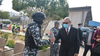 محافظ القليوبية يوزع الورود علي افراد الشرطة احتفالا بعيدهم | صور