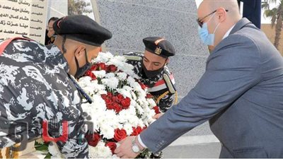 محافظ بني سويف ومدير الأمن يضعان أكاليل الزهور على النصب التذكاري للشهداء