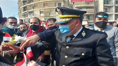 رجال الشرطة يوزعون الورود والشيكولاتة على المواطنين ببنها | صور