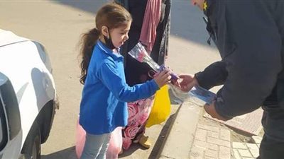 رجال الشرطة يوزعون الورود على المواطنين في الإسكندرية | صور