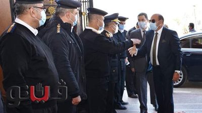 محافظ أسوان يهنئ مدير الأمن بعيد الشرطة.. ويؤكد: تعاون كامل لتحقيق السيطرة الأمنية