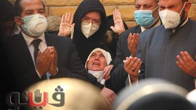 انهيار ابنة عبلة الكحلاوي خلال مراسم دفنها | فيديو وصور