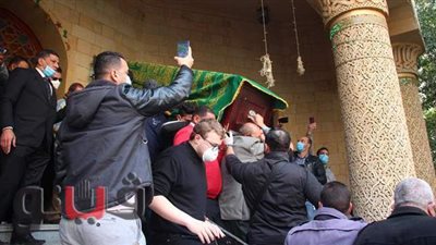 الوداع الأخير.. بكاء ودموع في تشييع عبلة الكحلاوي لمثواها الأخير | فيديو