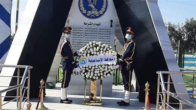 محافظ الإسماعيلية ومدير الأمن يضعان إكليلا الزهور على النصب التذكاري للشهداء | صور
