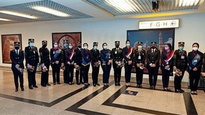 مطار القاهرة يحتفل بعيد الشرطة بتوزيع الورود علي أفراد الأمن | صور