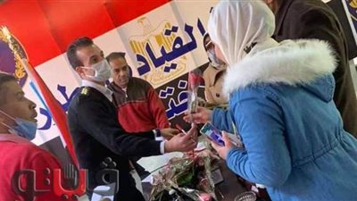 مرور فيصل يوزع الورود على المواطنين في عيد الشرطة الـ69 | صور