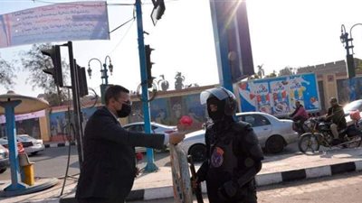 طلاب جامعة أسيوط يقدمون الورود لمدير الأمن ورجال الشرطة | صور