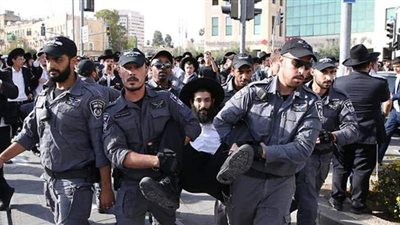 اشتباكات بين اليهود المتشددين وشرطة إسرائيل.. والمتظاهرون: أنتم نازيون | فيديو