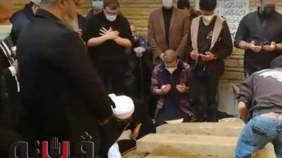 الحبيب الجفري يقرأ على حفنة من تراب قبر عبلة الكحلاوي | فيديو