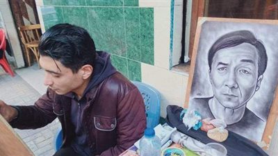 حكاية رسام بورتريهات المشاهير في شوارع الإسكندرية | فيديو