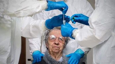 بريطانيا تعلن تطعيم 80% من المسنين بلقاح كورونا