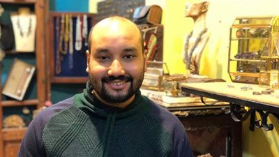 ابن دمنهور.. يصمم الحلي والأنتيكات من الأحجار الكريمة ويصدرها إلى 4 دول | صور