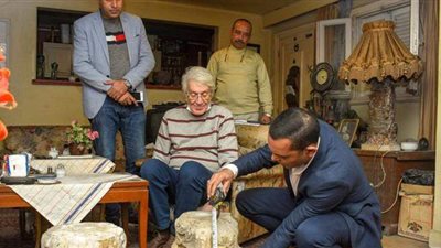 يوناني يهدي محافظة الإسكندرية تاج وقاعدة عمود أثرى روماني | صور