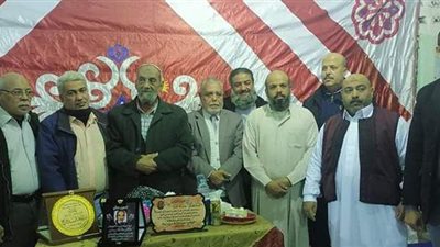 بعد الهجوم عليه.. أهالي وادي القمر بالإسكندرية يكرمون معلم الأجيال | صور