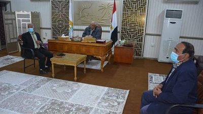 محافظ الوادي الجديد يترأس لجنة تقييم رؤساء الوحدات القروية بالداخلة