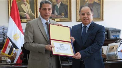 رفض رشوة كبيرة.. وزير المالية يكرّم رئيس مأمورية ضرائب الشركات المساهمة