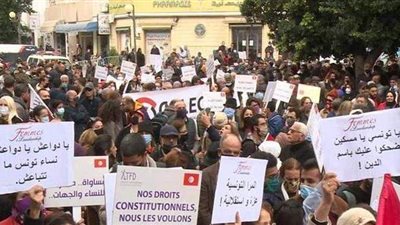 تزامنًا مع جلسة التعديل الوزاري ..احتجاجات أمام البرلمان التونسي لسحب الثقة من الغنونشي