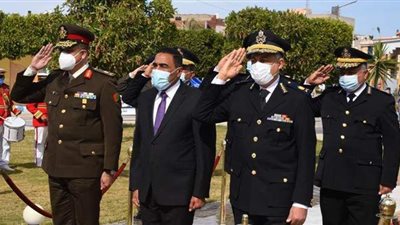 محافظ مطروح يضع أكاليل الزهور على النصب التذكاري لشهداء الشرطة | صور