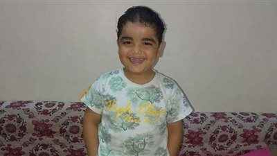 طفل عمره 6 سنوات يعاني من مرض نادر.. وأسرته تستغيث بالرئيس السيسي