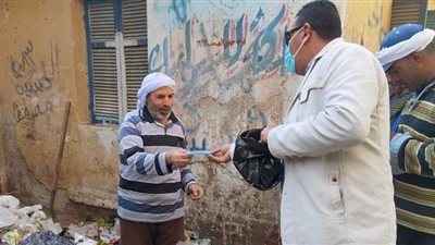 توزيع كمامات على عمال النظافة في الإسماعيلية