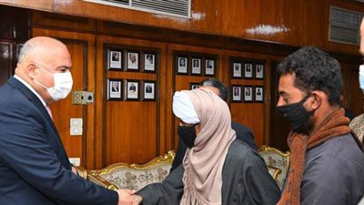 محافظ قنا يكرم أسرة شهيد الشرطة بنقادة