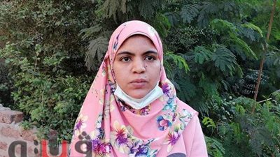 فتاة تبدع في صناعة الإكسسوارات من 