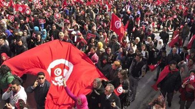 الأمن التونسي يمنع المحتجين من الوصول إلى مبنى البرلمان