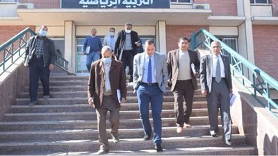 رئيس جامعة سوهاج يتفقد كلية التربية الرياضية